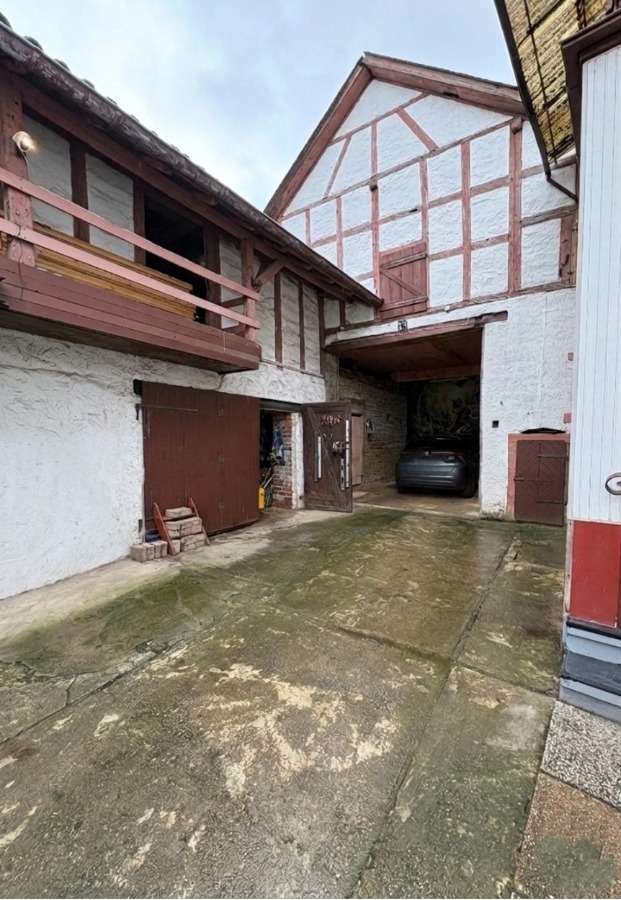 Garage und Innenhof 1