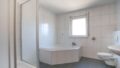Badezimmer mit Dusche und E...