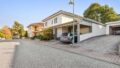 Ansicht mit Garage und Carport