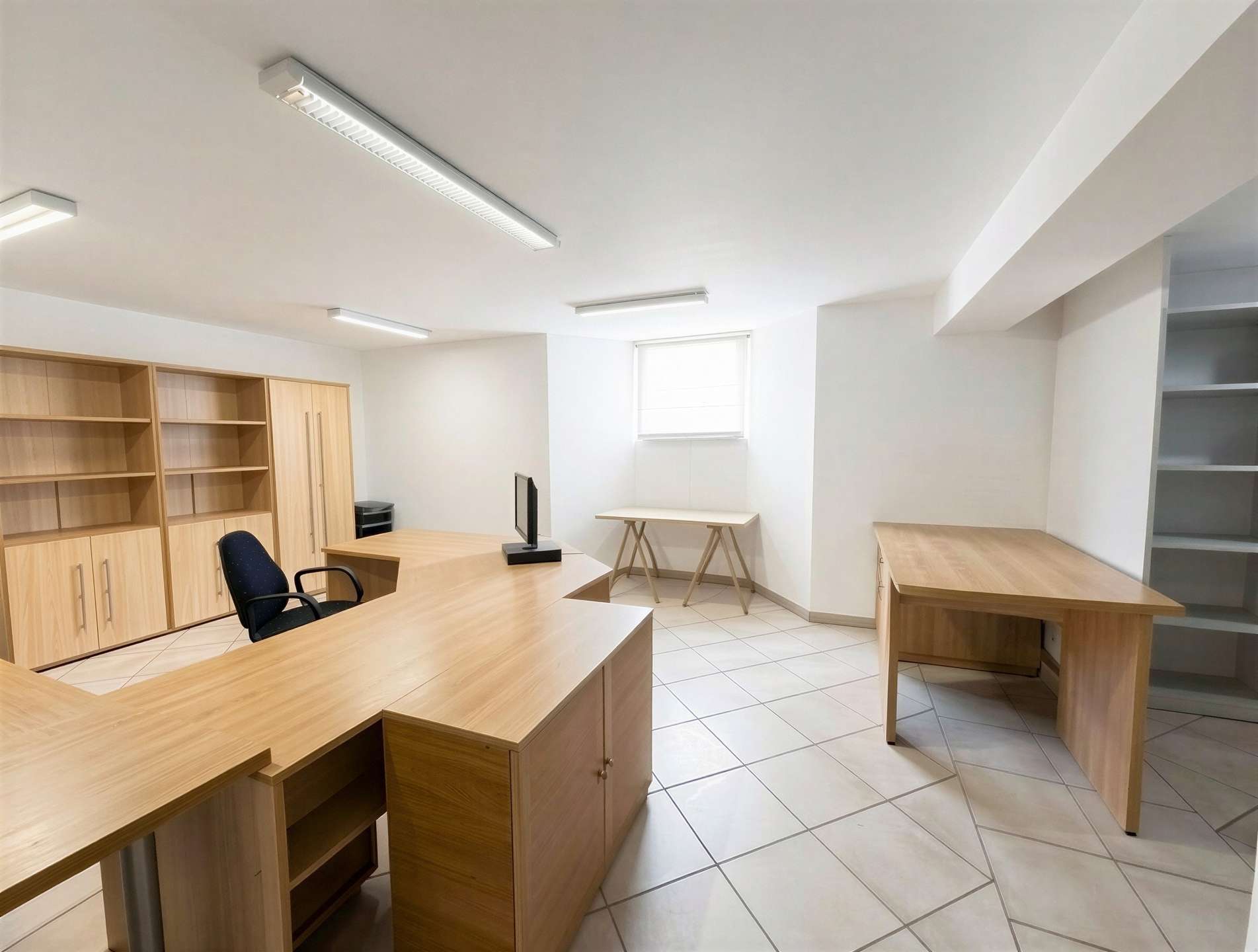 Büro im KG - (KI generiert)