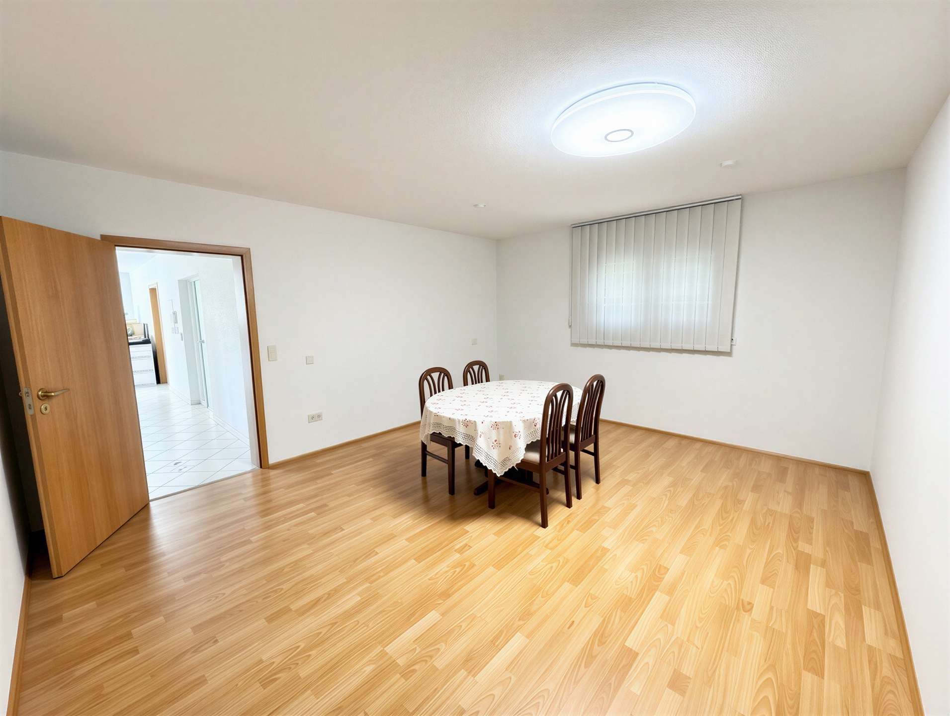 Esszimmer im EG - (KI generiert)