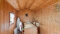 Holzraum mit Esstisch