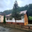 Vorderansicht mit Holzgarage - Freistehendes Einfamilienhaus in Obernheim-Kirchenarnbach – Ihr neues Zuhause mit Garten wartet