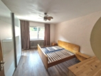 Schlafzimmer EG mit Zugang zum Balkon - Ein-Zwei-Familien unter einem Dach – liebevoll renoviertes, freistehendes Zuhause mit Charakter