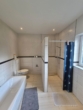 Badezimmer OG - Zeitgemäße DHH mit Pultdach, Wärmepumpe & Terrasse – Attraktive Anlagechance in Wartenberg-Rohrbach