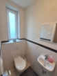 Gäste WC EG - Zeitgemäße DHH mit Pultdach, Wärmepumpe & Terrasse – Attraktive Anlagechance in Wartenberg-Rohrbach