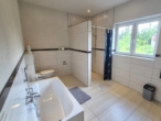 Badezimmer OG - Zeitgemäße DHH mit Pultdach, Wärmepumpe & Terrasse – Attraktive Anlagechance in Wartenberg-Rohrbach