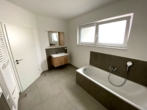 Badezimmer - Energieeffizienzklasse A+ Neubau-EFH in Schwedelbach – zeitlose Architektur & elegante Ausstattung