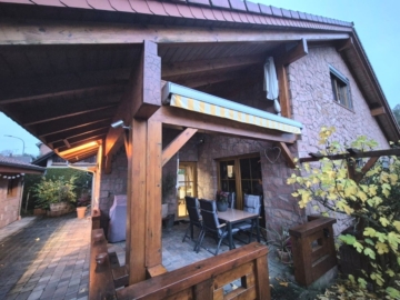 Natürliche Eleganz: Sandstein trifft Holz – Wohnen mit Stil ideal für den 2 Personenhaushalt, 67680 Neuemsbach, Einfamilienhaus