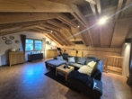 Wohnbereich OG - Natürliche Eleganz: Sandstein trifft Holz – Wohnen mit Stil ideal für den 2 Personenhaushalt
