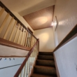 Treppenhaus zum Dachgeschoss - Freistehendes Ein bis Zweifamilienhaus mit großem Garten und Garage – Sanierungsobjekt mit Potenzial