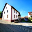Ansicht mit Garage - Freistehendes Ein bis Zweifamilienhaus mit großem Garten und Garage – Sanierungsobjekt mit Potenzial