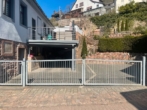 Straßenansicht mit Carport und Stellplätzen und Terrasse - Kernsaniertes Einfamilienhaus mit modernem Look und traumhaftem Garten in Weidenthal