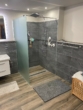 Badezimmer mit barrierefreier Dusche - Kernsaniertes Einfamilienhaus mit modernem Look und traumhaftem Garten in Weidenthal