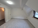 Schlafzimmer 3 - Gepflegte, großzügige 2-Etagen-Wohnung mit Kamin & Carport zu vermieten – wohnen wie im eigenen Haus