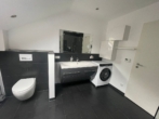 Badezimmer - Helle 4,5 Zimmer Dachgeschosswohnung mit großem Grundstücksanteil und Carport in Südhessen