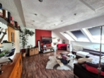 Wohnbereich - Helle 4,5 Zimmer Dachgeschosswohnung mit großem Grundstücksanteil und Carport in Südhessen