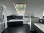 Badezimmer - Helle 4,5 Zimmer Dachgeschosswohnung mit großem Grundstücksanteil und Carport in Südhessen