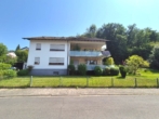 Straßenansicht - Helle 4,5 Zimmer Dachgeschosswohnung mit großem Grundstücksanteil und Carport in Südhessen
