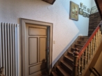 Holztreppe zum OG - Liebevoll erhaltenes Bauernhaus mit 3 modernisierten Wohneinheiten, ideal für kreative Wohnkonzepte