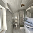 Badezimmer mit Dusche 1.OG - Herzensprojekt mit Potenzial: Bauernhof mit Scheune, Halle & Innenhof auf 2.580 qm in Horschbach